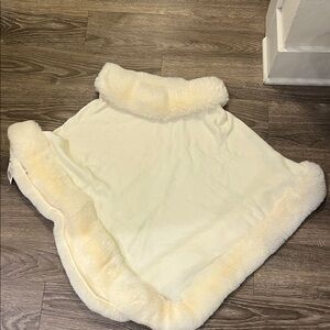 NWT Women's Cream Faux Fur Trim Cape